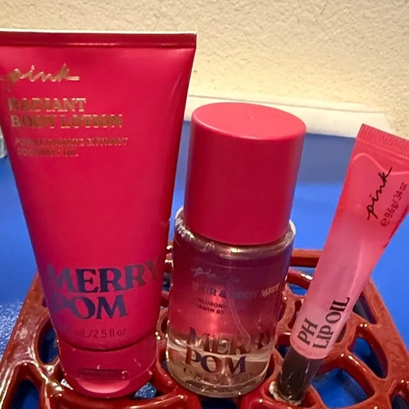 Victoria’s Secret Pink Merry Pom Set Lotion Mist Lip Oil Pomegranate NEW - Picture 3 of 4